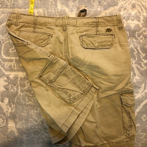 Aeropostale cargo shorts, 11 in inseam, flapped pockets on back khaki - Picture 3 of 3